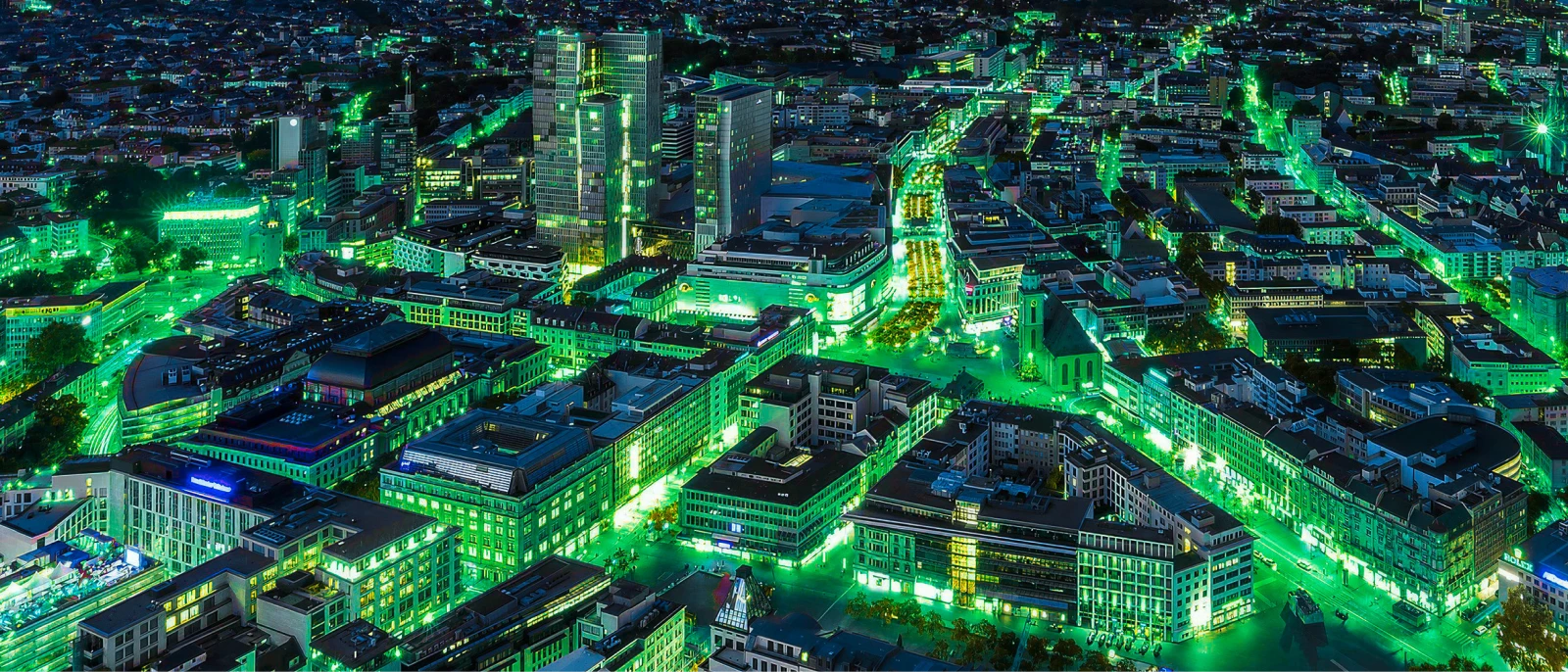 Nächtliche Stadtansicht mit grüner Beleuchtung